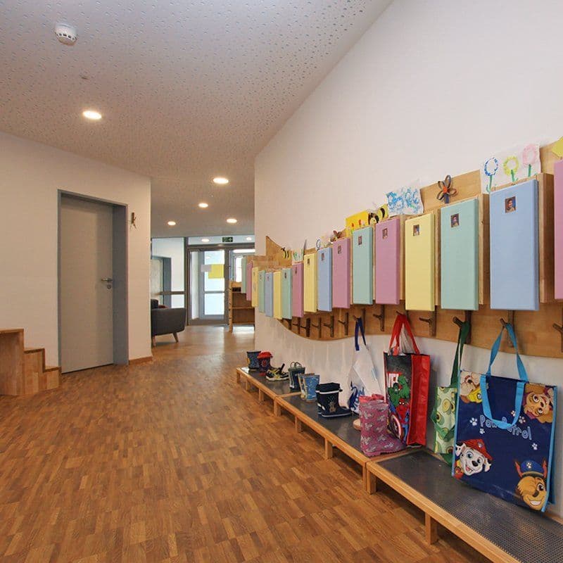 Flur der Kita Eschweiler mit bunten Garderobenfächern