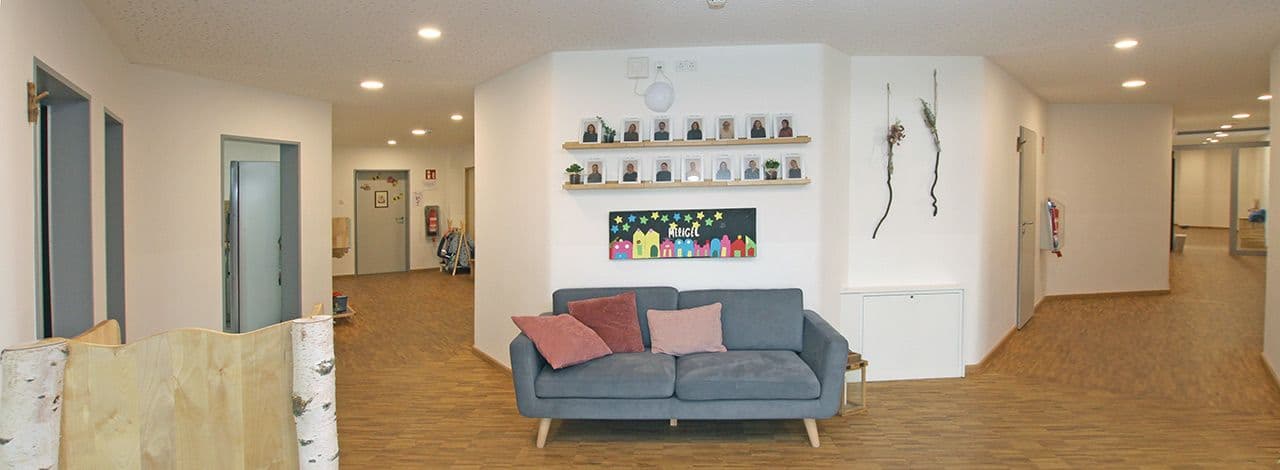 Heller Eingangsbereich der Kita Eschweiler mit Sofa