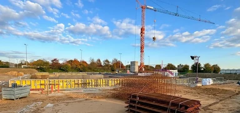 Baustelle des Neubaus in Wassenberg mit Kran, 2025
